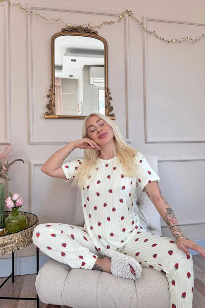 Açık Sarı Çilek Desenli Kısa Kol Örme Zincir Kadın Pijama Takımı - 3