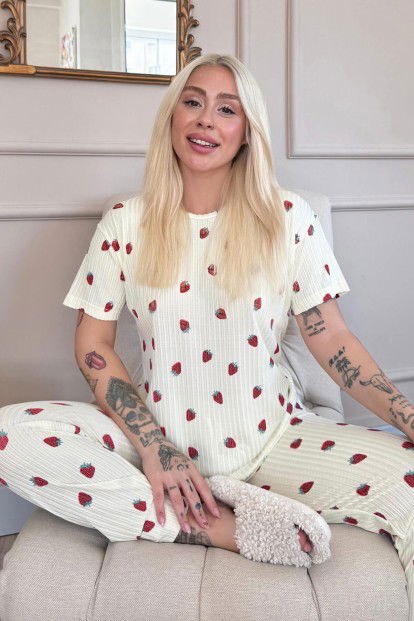 Açık Sarı Çilek Desenli Kısa Kol Örme Zincir Kadın Pijama Takımı - 4