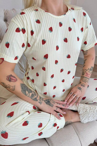 Açık Sarı Çilek Desenli Kısa Kol Örme Zincir Kadın Pijama Takımı - 5