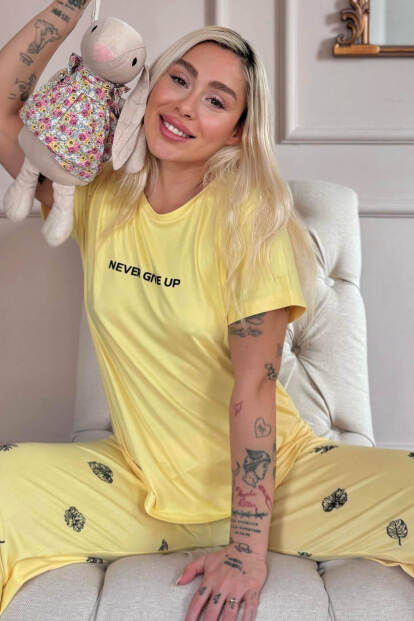 Açık Sarı Never Desenli Bambu Kısa Kol Kadın Pijama Takımı - 1