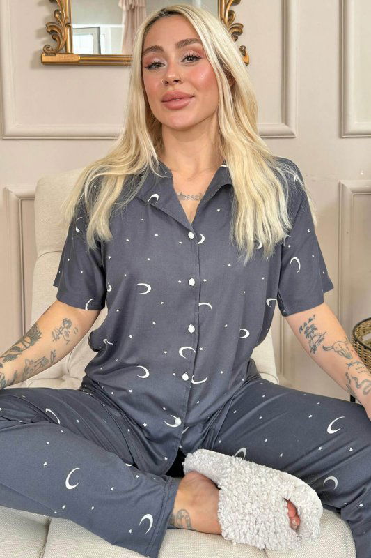 Antrasit Moon Star Desenli Bambu Önden Düğmeli Kısa Kol Pijama Takımı - Pijamaevi