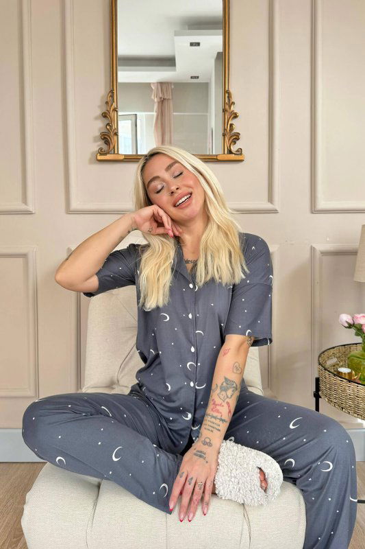 Antrasit Moon Star Desenli Bambu Önden Düğmeli Kısa Kol Pijama Takımı - Pijamaevi (1)