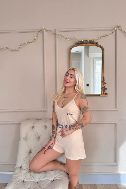 Bej Wild Spirit Desenli Örme Ip Askı Şortlu Kadın Pijama Takımı - Pijamaevi (1)