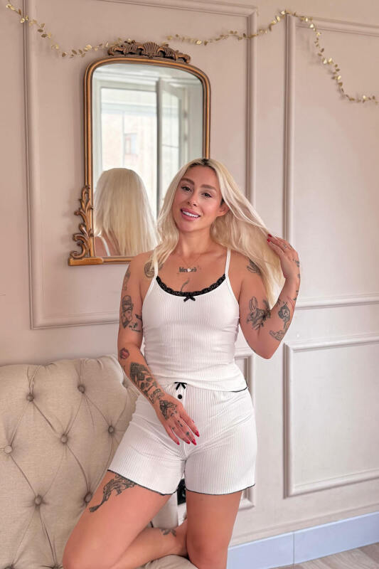 Beyaz Chic Comfort Dantelli Örme Askılı Şortlu Kadın Pijama Takımı - Pijamaevi (3)