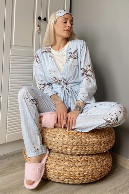 Beyaz Çiçek Baskılı Sabahlıklı Pijama Takımı - 1