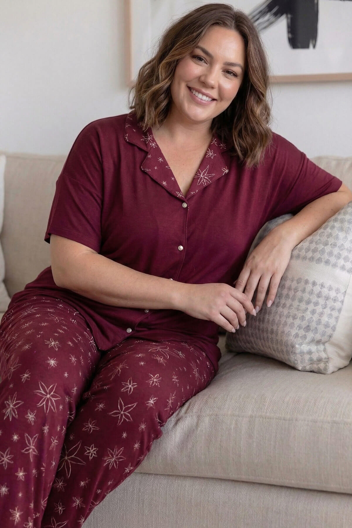 Bordo Papatya Desenli Büyük Beden Kısa Kollu Önden Düğmeli Bambu Kadın Pijama Takımı - Pijamaevi