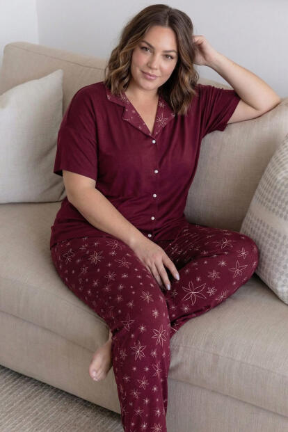 Bordo Papatya Desenli Büyük Beden Kısa Kollu Önden Düğmeli Bambu Kadın Pijama Takımı - 2