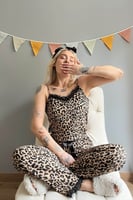 Kahve Leopar Baskılı Dantelli İp Askılı Örme Kadın Pijama Takımı - Thumbnail