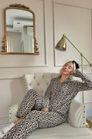 Kahve Tier Desenli Önden Düğmeli Peluş Polar Pijama Takımı - Thumbnail