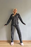 Siyah Pembe Baskılı Önden Düğmeli Uzun Kollu Kadife Pijama Takımı - Thumbnail