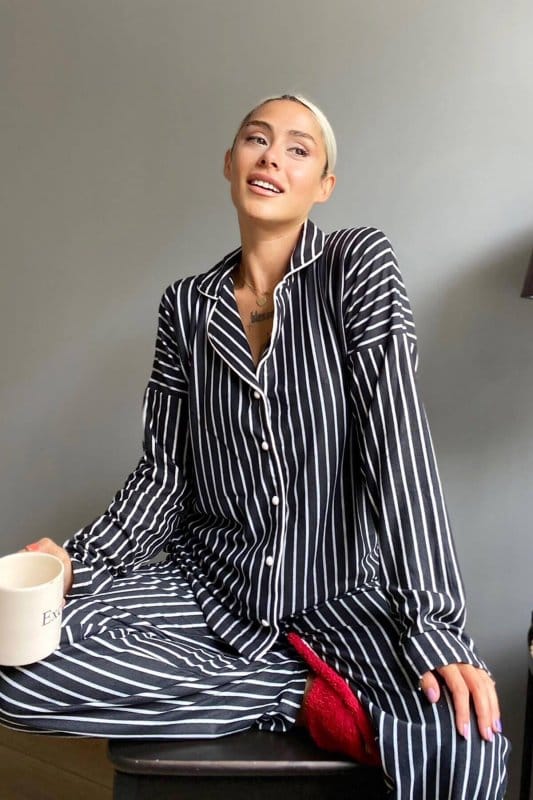 Çizgi Baskılı Önden Düğmeli Uzun Kollu Kadife Pijama Takımı