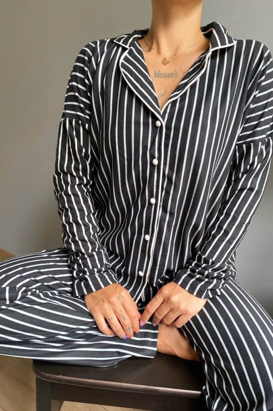 Çizgi Baskılı Önden Düğmeli Uzun Kollu Kadife Pijama Takımı
