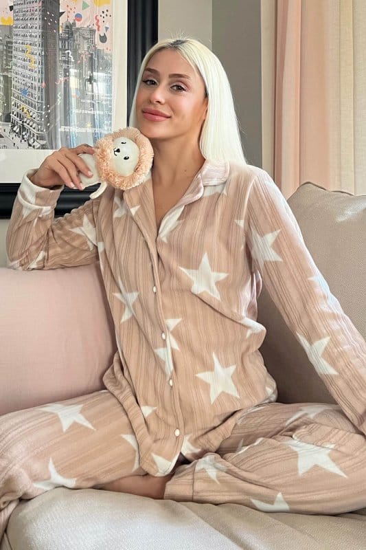 Karamel Yıldız Desenli Önden Düğmeli Peluş Polar Pijama Takımı