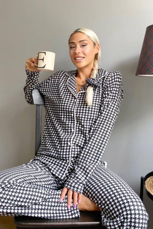 Kazayağı Baskılı Önden Düğmeli Uzun Kollu Kadife Pijama Takımı
