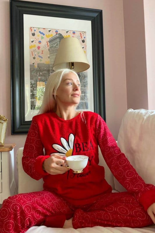 Kırmızı Papatya Desenli Kadın Peluş Pijama Takımı