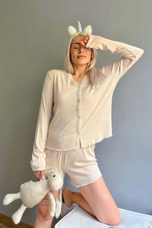 Krem 3'lü Set Önden Düğmeli Uzun ve Askılı Şortlu Pijama Takımı