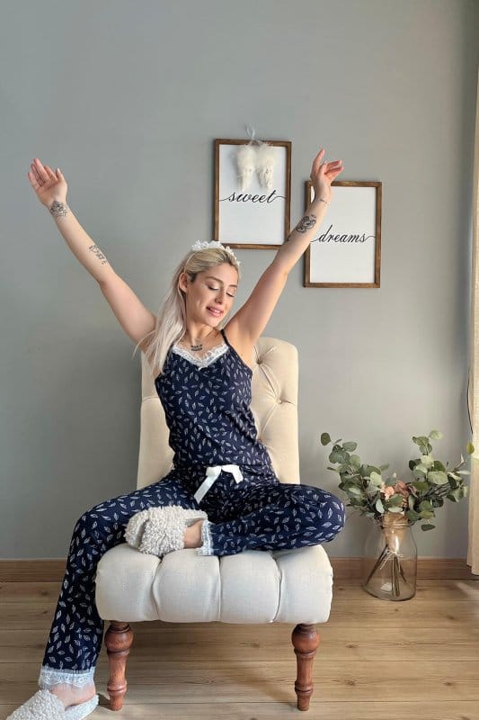 Lacivert Yaprak Dantelli İp Askılı Örme Kadın Pijama Takımı