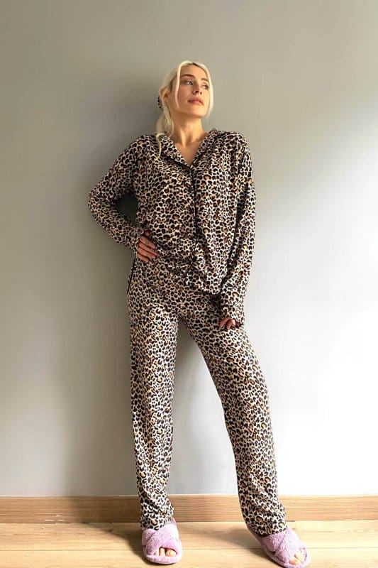 Leopar Baskılı Önden Düğmeli Uzun Kollu Kadife Pijama Takımı