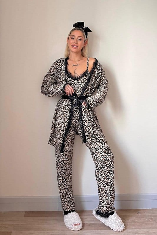 Leopar Baskılı Sabahlıklı Kadife Pijama Takımı