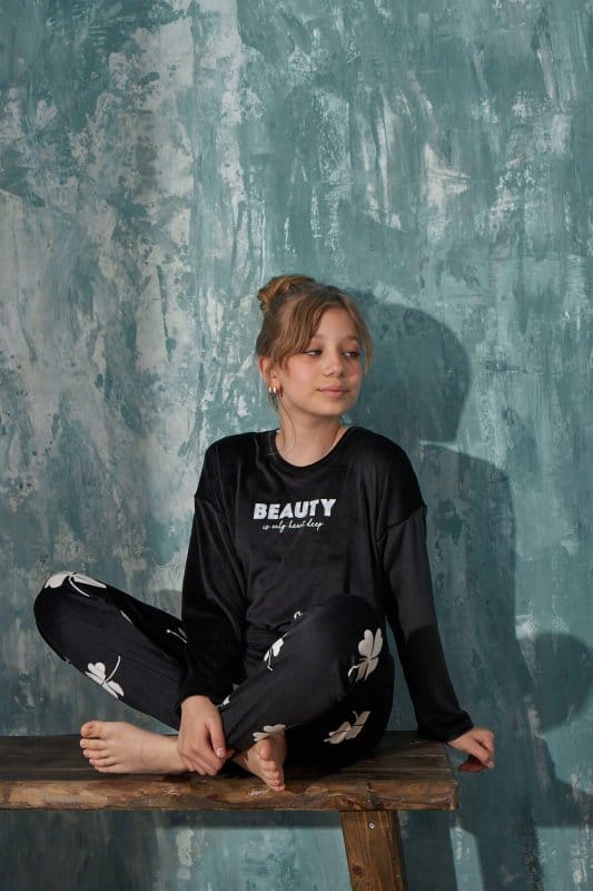 Siyah Beyaz Beauty Desenli Exclusive Kadife Kız Çocuk Pijama Takımı 