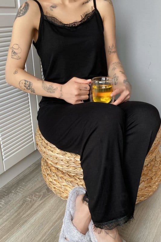Siyah Dantelli İp Askılı Örme Kadın Pijama Takımı