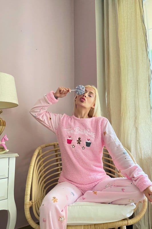 Toz Pembe Baking Desenli Kadın Peluş Pijama Takımı