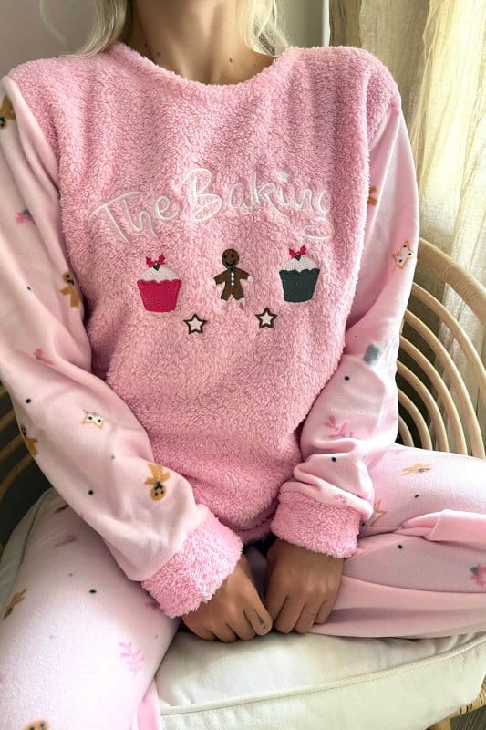 Toz Pembe Baking Desenli Kadın Peluş Pijama Takımı