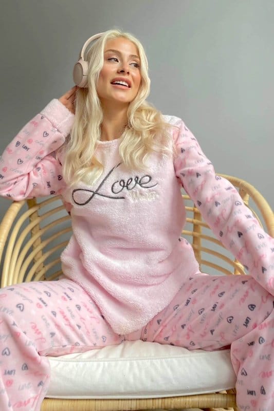 Toz Pembe Love Winter Desenli Kadın Peluş Pijama Takımı