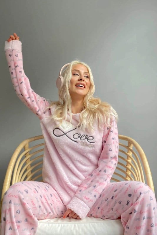 Toz Pembe Love Winter Desenli Kadın Peluş Pijama Takımı