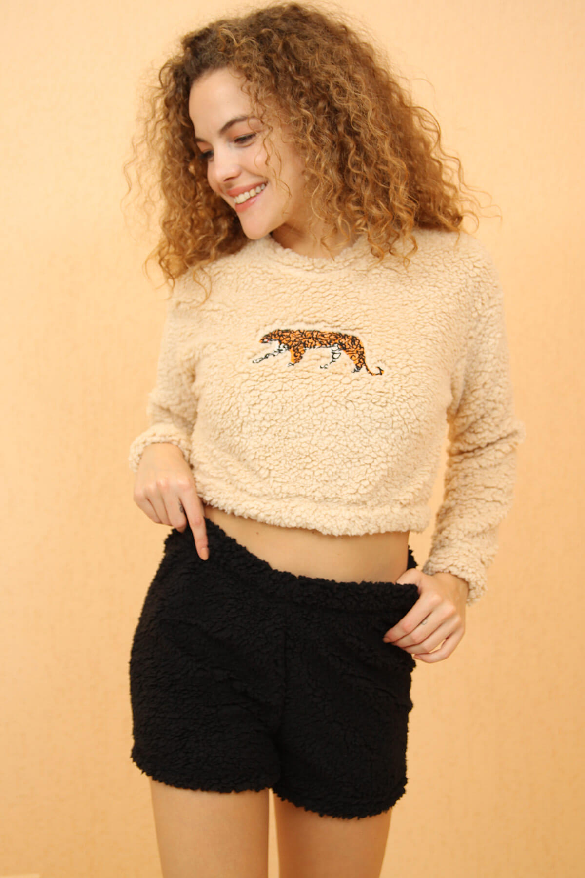 Ekru Tiger Desenli Crop Poodle Peluş Pijama Takımı - 1