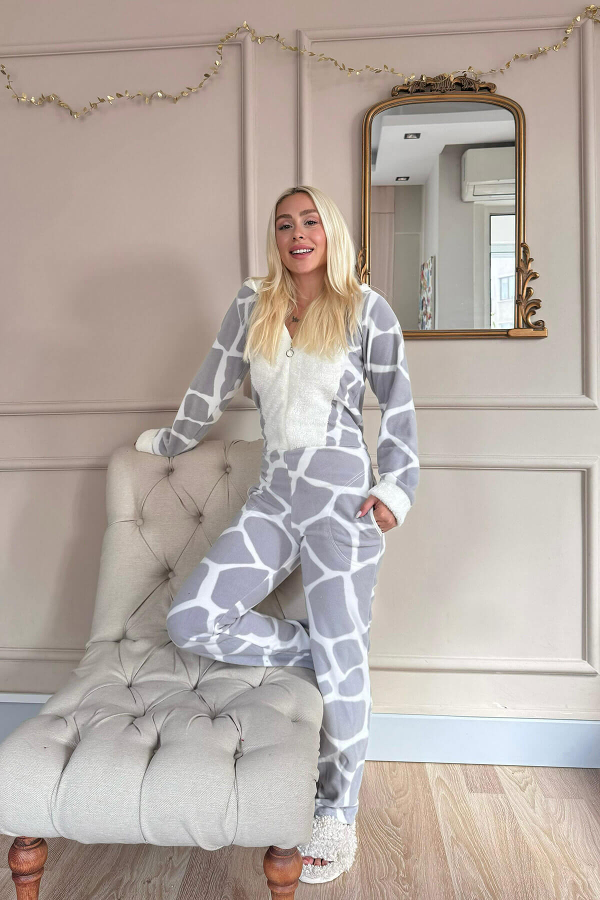 Gri Dalmaçyalı Desenli Polar Peluş Tulum Kadın Pijama - 6