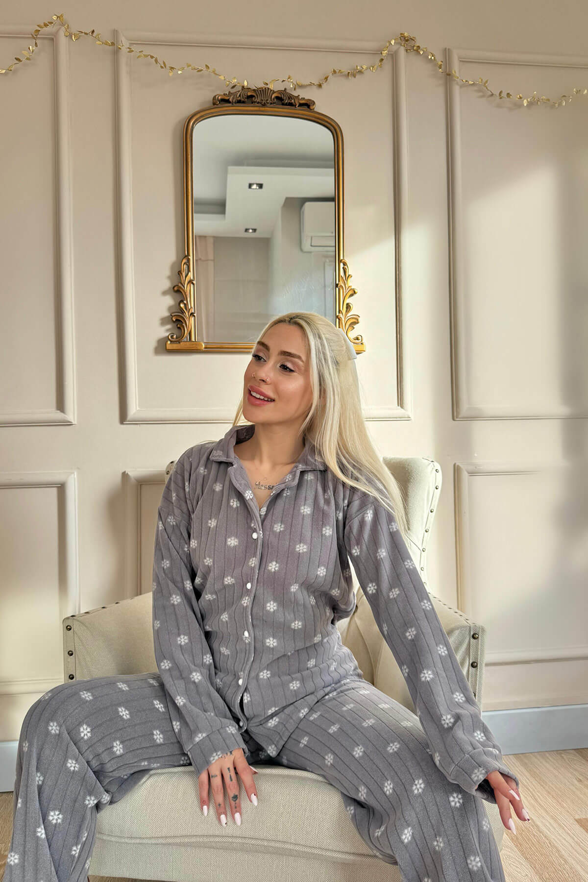 Gri Flocon Desenli Önden Düğmeli Peluş Polar Pijama Takımı - 2