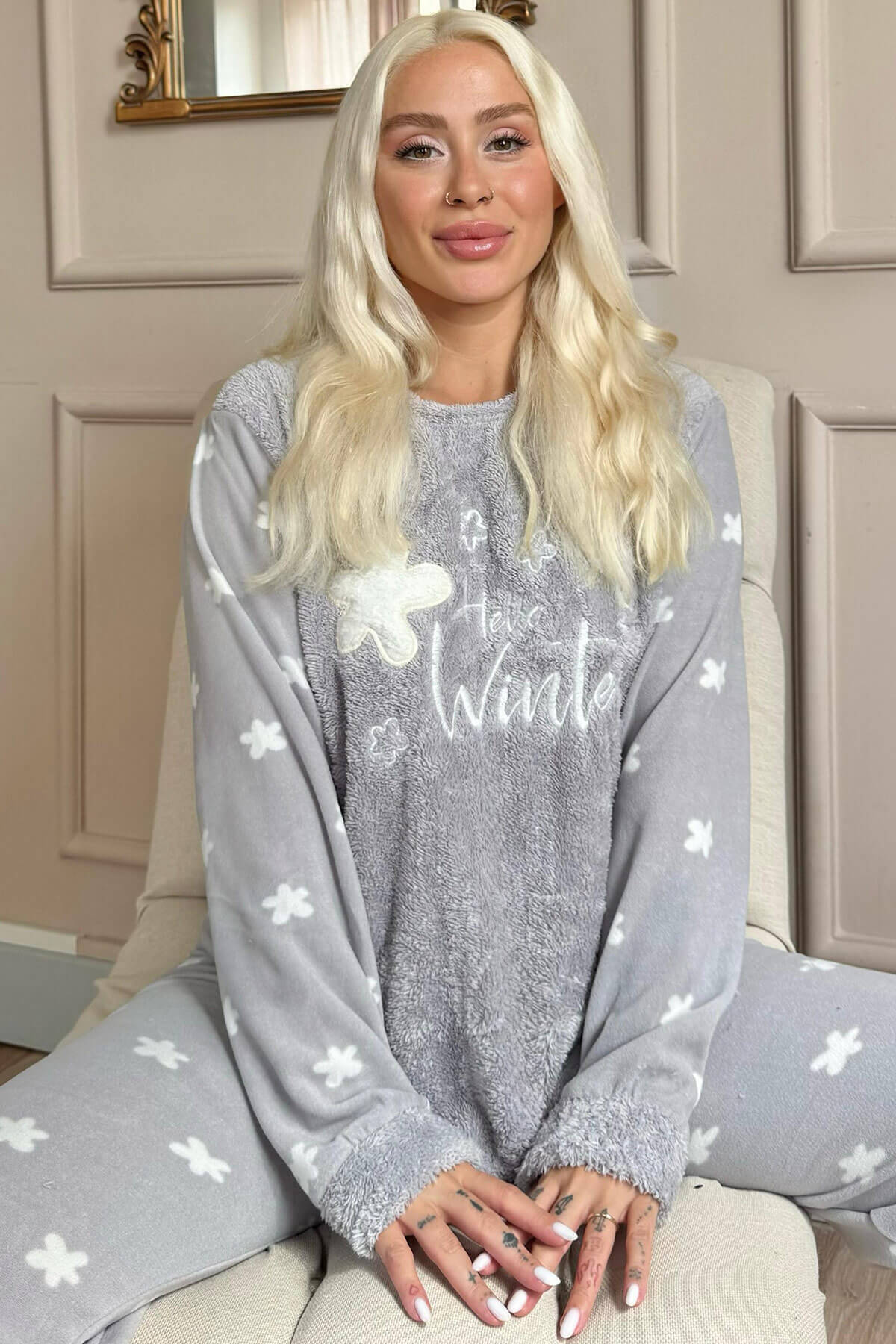 Gri Hello Winter Desenli Kadın Peluş Pijama Takımı - 1