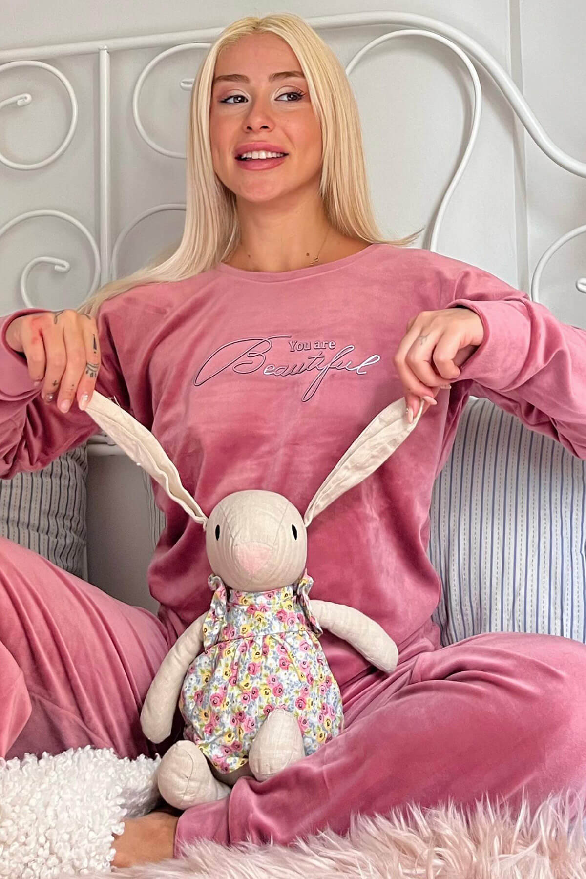 Pembe Beautiful Desenli Exclusive Kadife Kadın Pijama Takımı  - 1