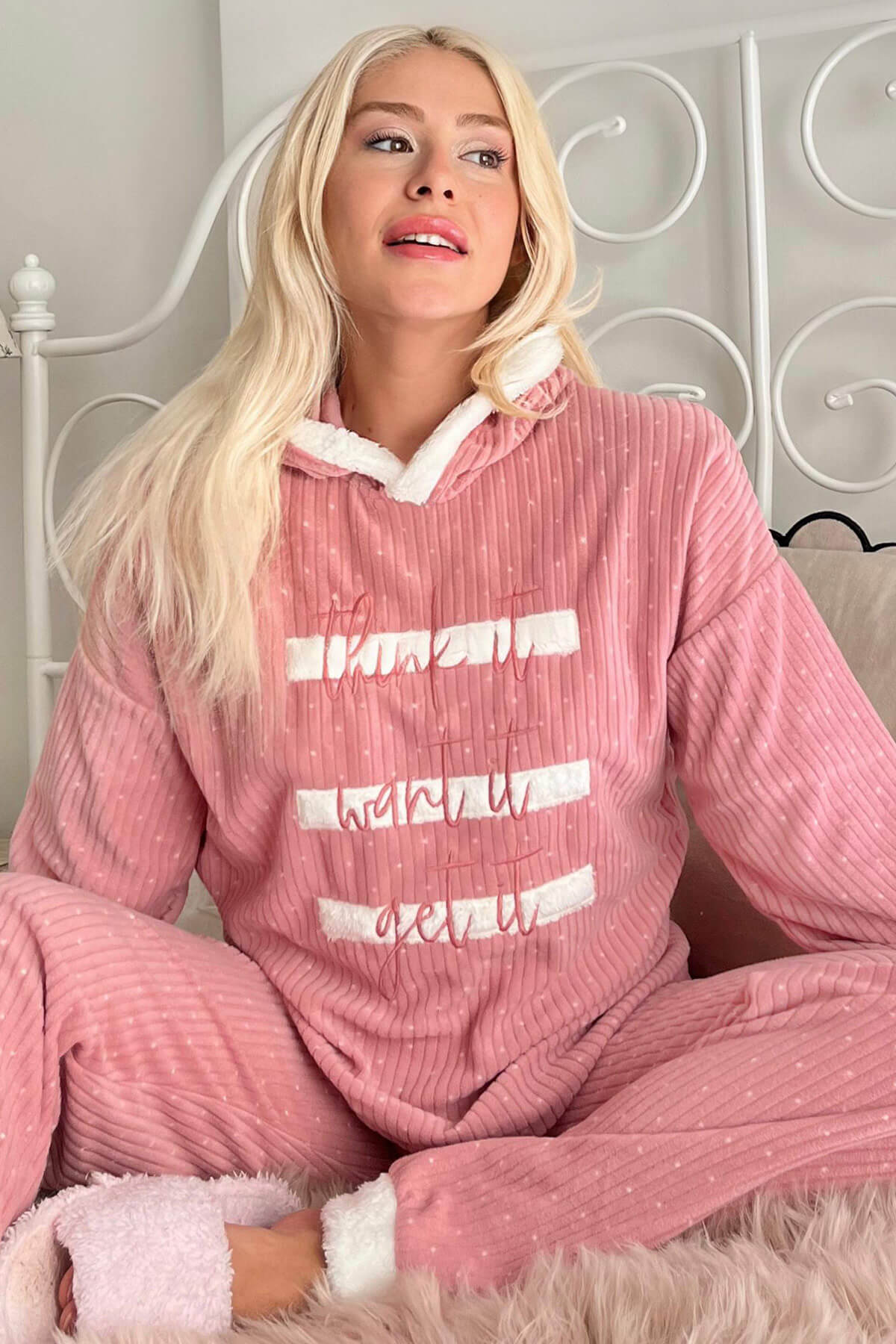 Pudra Three Line Desenli Kapşonlu Peluş Polar Pijama Takımı - 1