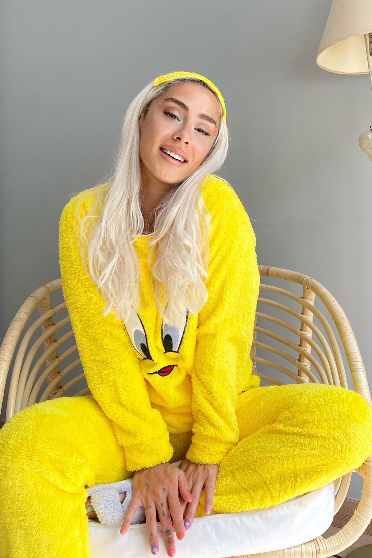 Sarı Kuş Desenli Tam Peluş Pijama Takımı - 2
