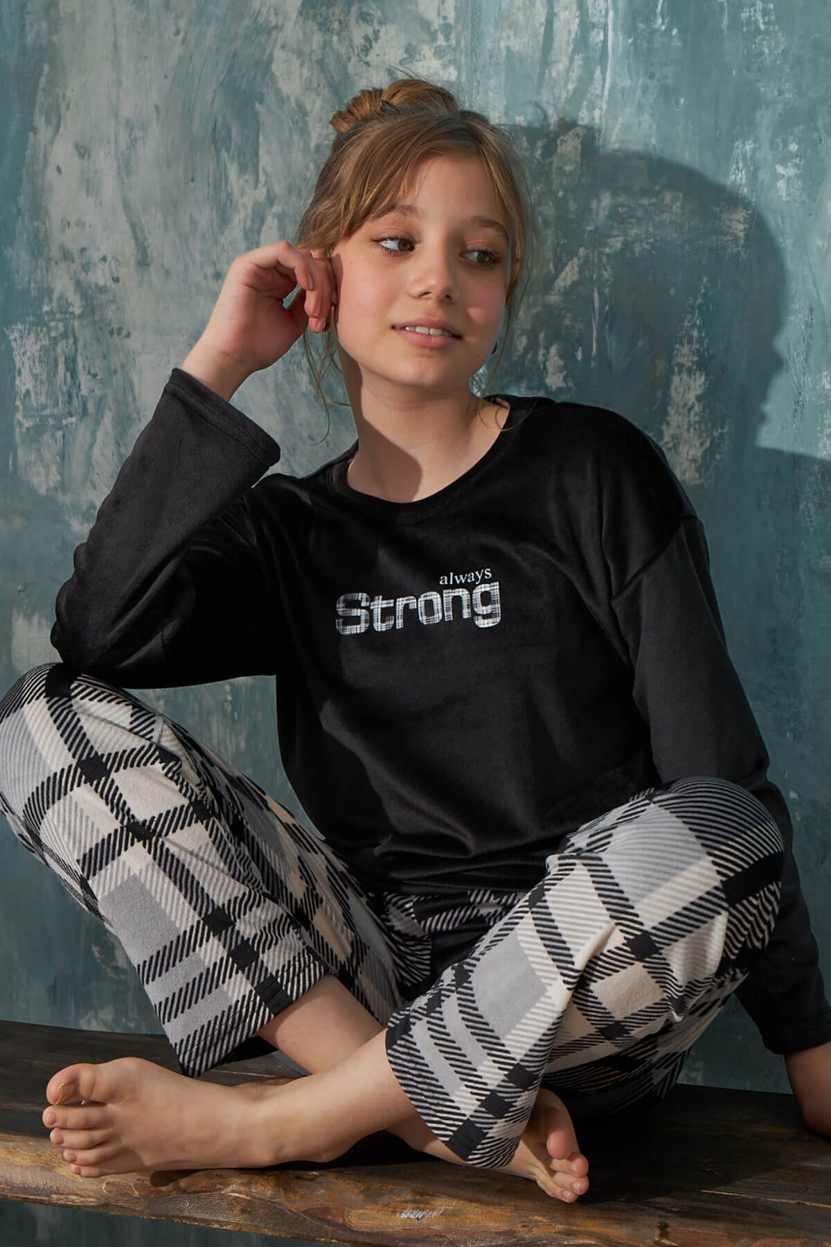 Siyah Strong Desenli Exclusive Kadife Kız Çocuk Pijama Takımı  - 1