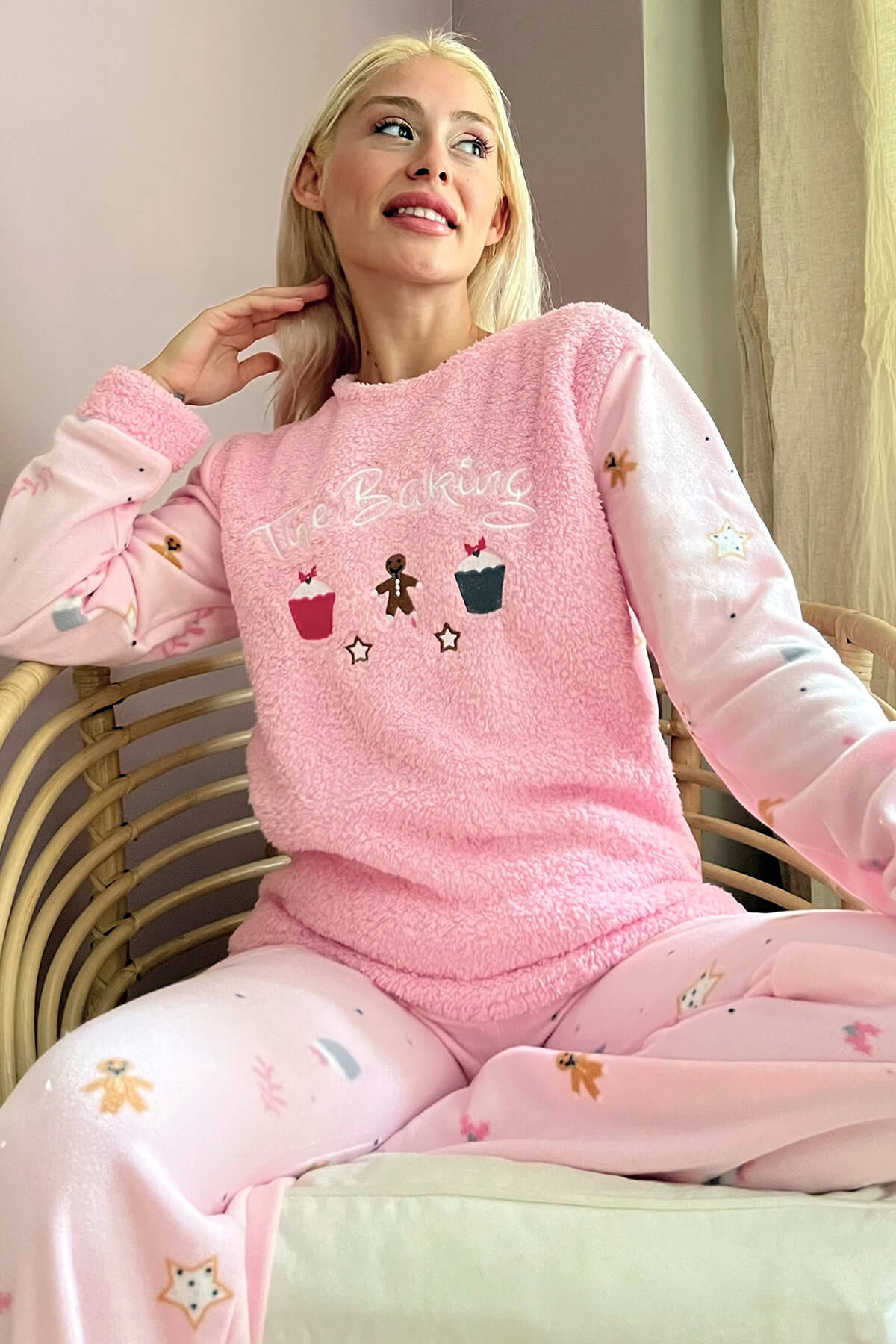 Toz Pembe Baking Desenli Kadın Peluş Pijama Takımı - 1