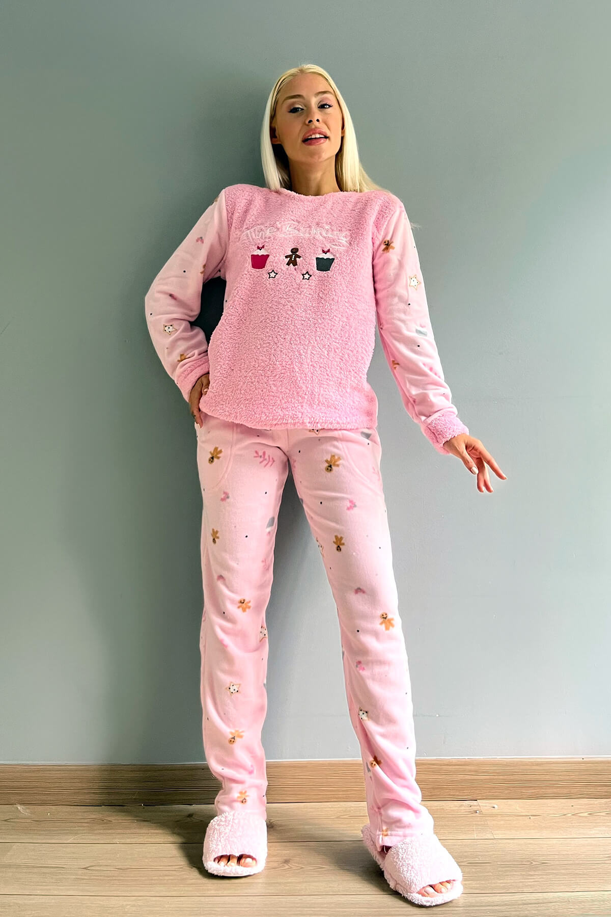 Toz Pembe Baking Desenli Kadın Peluş Pijama Takımı - 4