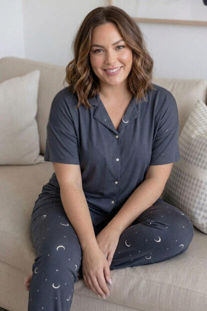 Füme Moon Desenli Büyük Beden Kısa Kollu Önden Düğmeli Bambu Kadın Pijama Takımı 