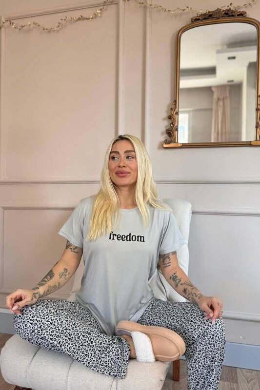 Gri Freedom Desenli Bambu Kısa Kol Kadın Pijama Takımı - Pijamaevi (1)