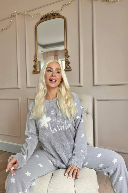 Gri Hello Winter Desenli Kadın Peluş Pijama Takımı - Pijamaevi (1)