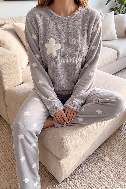 Gri Hello Winter Desenli Kadın Peluş Pijama Takımı - 5