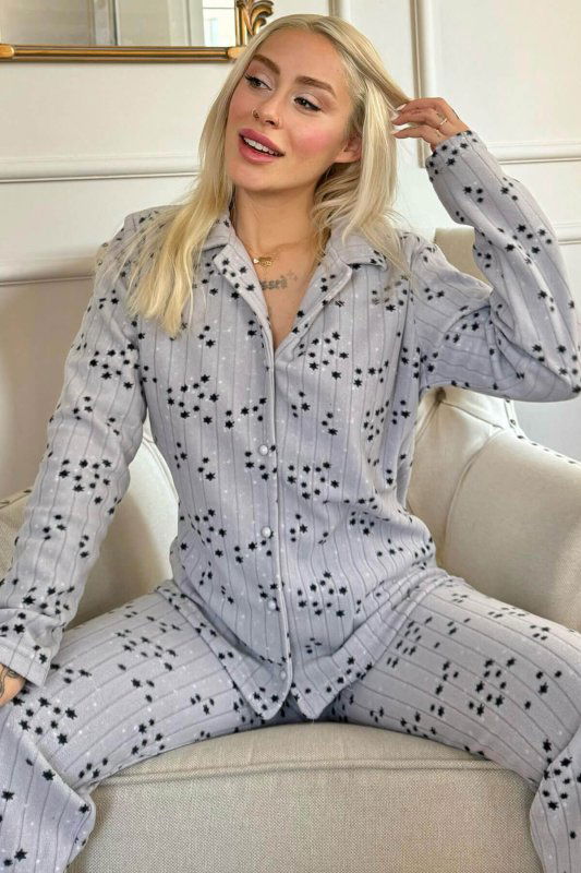 Gri Siyah Poolster Desenli Önden Düğmeli Peluş Polar Pijama Takımı - Pijamaevi
