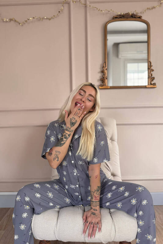 Gri Soft Daisy Desenli Bambu Önden Düğmeli Kısa Kol Pijama Takımı - Pijamaevi (1)