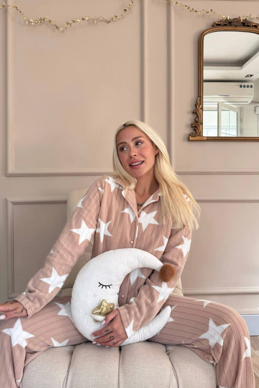 Karamel Yıldız Desenli Önden Düğmeli Peluş Polar Pijama Takımı - Pijamaevi (1)