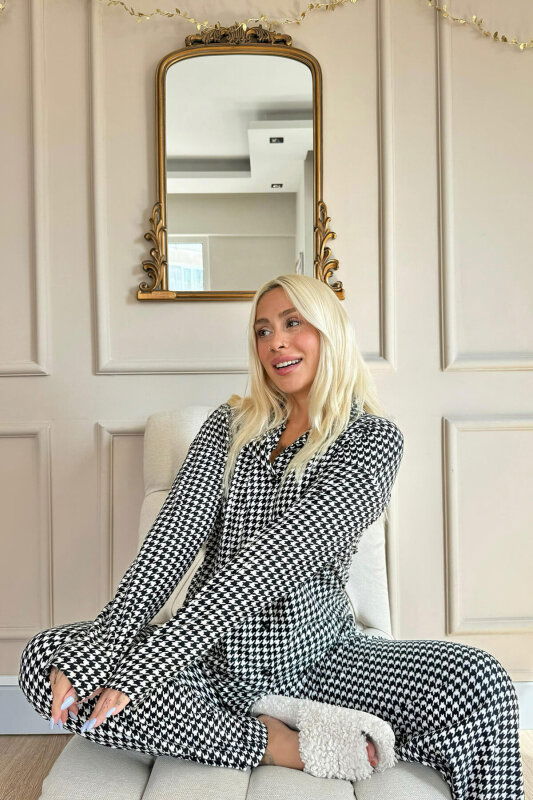 Kazayağı Baskılı Önden Düğmeli Uzun Kollu Kadife Pijama Takımı - Pijamaevi (1)