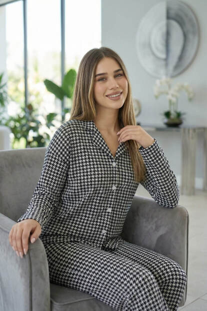 Kazayağı Baskılı Önden Düğmeli Uzun Kollu Kadife Pijama Takımı - 2