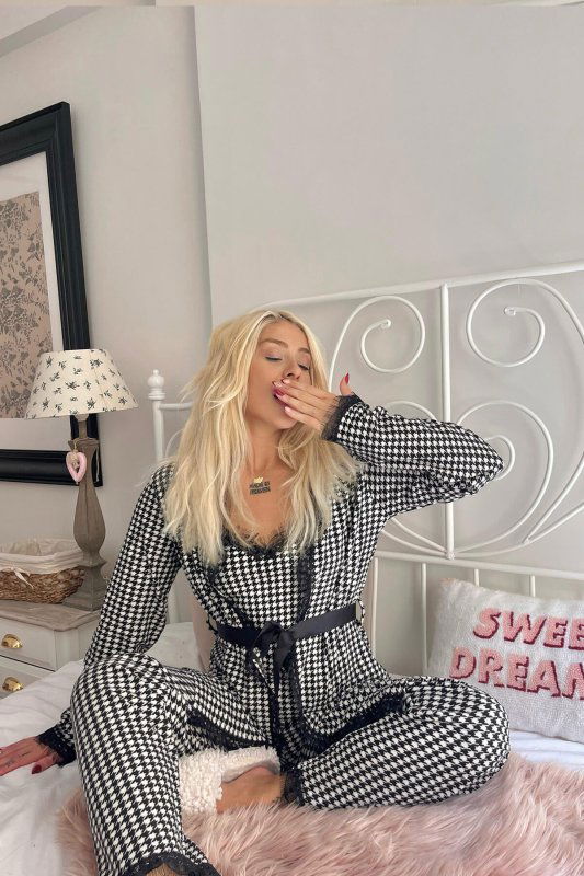 Kazayağı Baskılı Sabahlıklı Kadife Pijama Takımı - Pijamaevi (1)