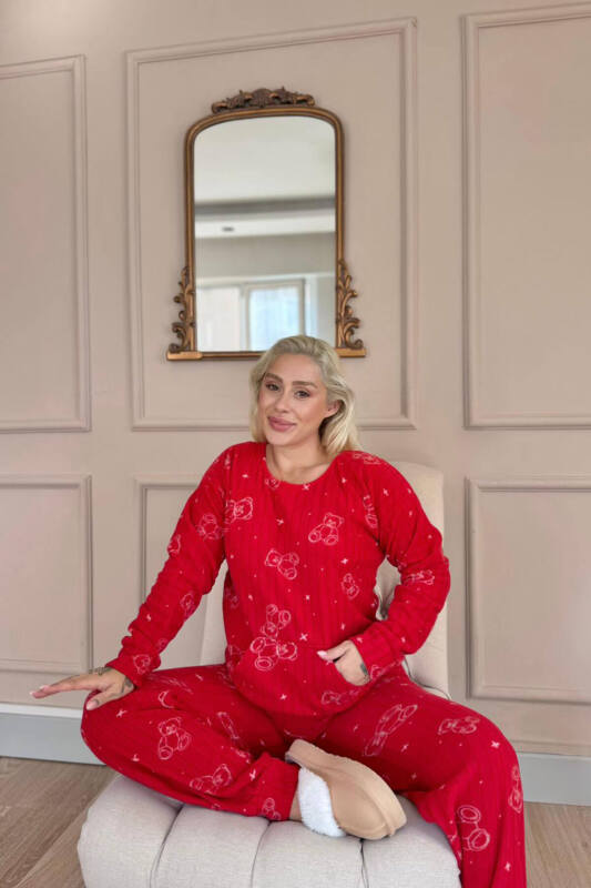 Kırmızı Bear Desenli Kanguru Cepli Peluş Polar Pijama Takımı - Pijamaevi (1)